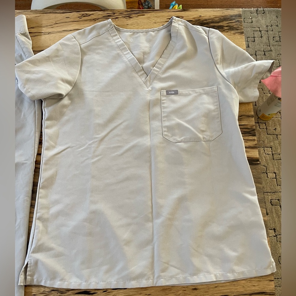 FIGS TOP MEDIUM/PANTS SMALL